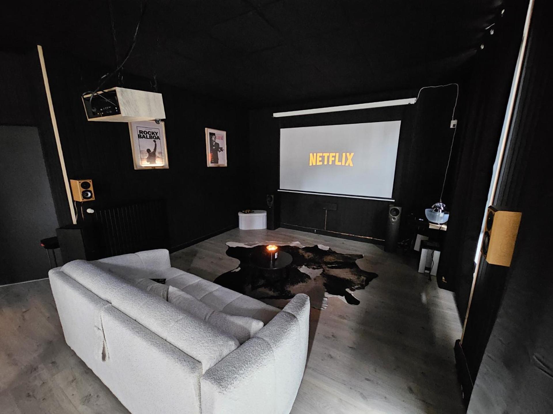 Black Box Cinema Appartement Avec Balneo Epinal Exterior photo